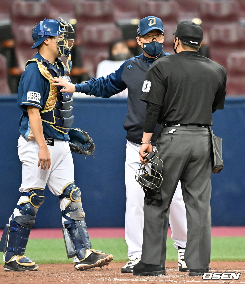 2회말 2사 키움 푸이그 타석에서 이용혁 구심이 NC 박대온에게 주의를 주자 이동욱 감독이 달려나오고 있다. 2022.04.13 /rumi@osen.co.kr
