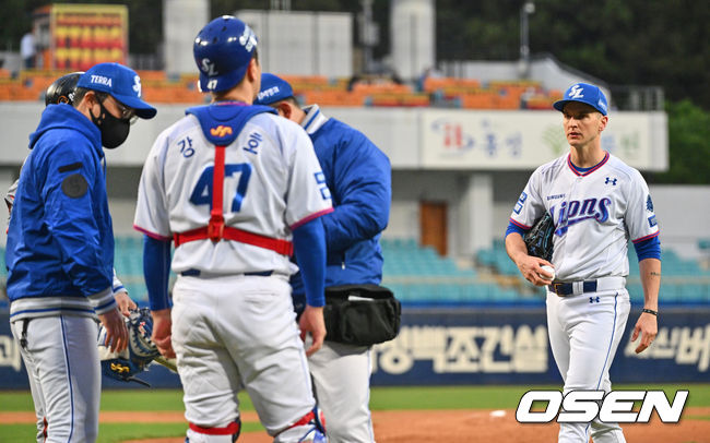 삼성 라이온즈 선발 투수 뷰캐넌이 1회초 1사 1,3루 홈에서 노수광과 충돌한 강민호가 손에 통증을 호소하자 걱정스러운 표정을 짓고 있다. 2022.04.14 / foto0307@osen.co.kr