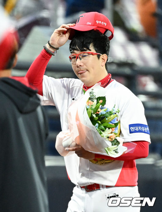 14일 오후 광주-기아챔피언스필드에서 '2022 신한은행 SOL KBO 리그' KIA 타이거즈와 롯데 자이언츠의 경기가 열린다. 2회초 이닝을 마친 KIA 선발 양현종이 역대 최연소 통산 2000이닝을 완성하며 더그아웃에서 축하를 받고 있다. 2022.04.14 /cej@osen.