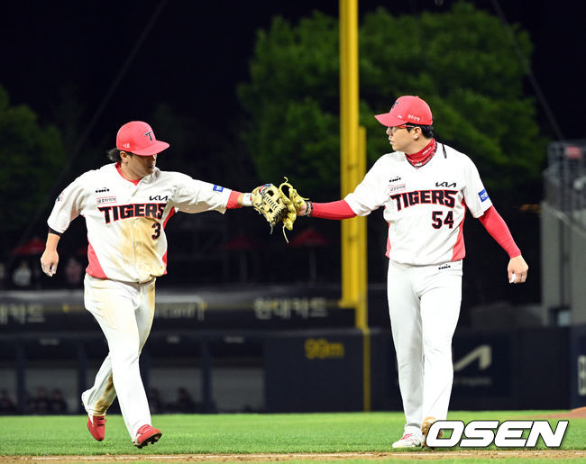 14일 오후 광주-기아챔피언스필드에서 '2022 신한은행 SOL KBO 리그' KIA 타이거즈와 롯데 자이언츠의 경기가 열렸다. 6회초 이닝을 마친 KIA 선발 양현종이 호수비를 펼친 2루수 김선빈에게 고마움을 표하며 더그아웃으로 향하고 있다. 2022.04.14 /cej@osen.co.kr