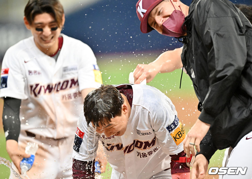 연장 12회말 2사 주자 만루 키움 강민국이 끝내기 밀어내기 볼넷을 얻어낸 후 끝내기 물세례를 받고 있다. 2022.04.13 /rumi@osen.co.kr