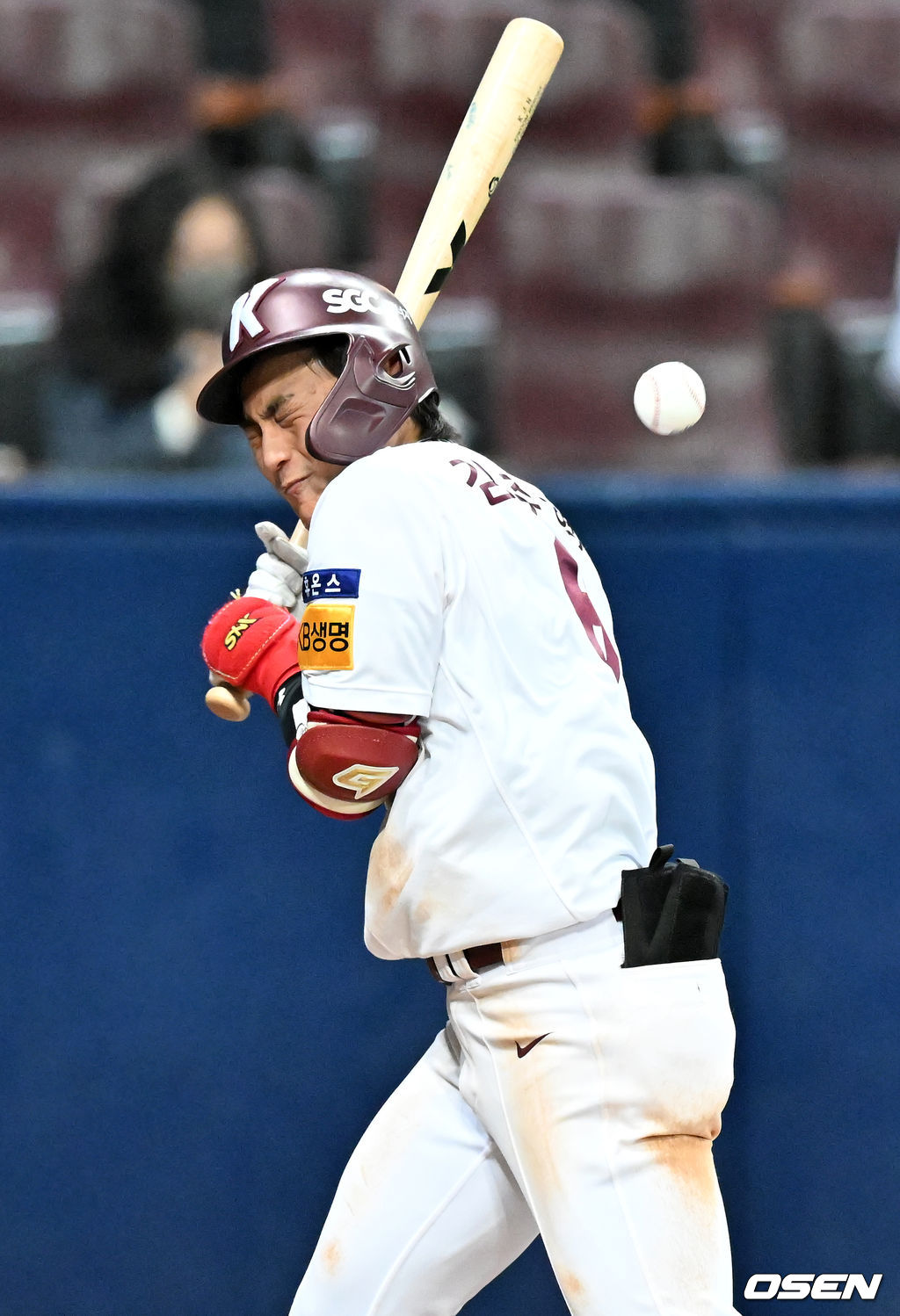 연장 10회말 1사 주자 2루 키움 김주형이 몸에 볼을 맞고 있다. 2022.04.13 /rumi@osen.co.kr