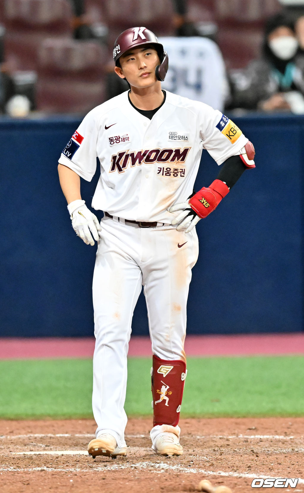 연장 12회말 2사 주자 3루 키움 김주형이 타석에서 몸에 볼을 맞은 후 김주형이 출루하고 있다. 김주형은 이 날 한 경기에서 세 번의 몸에 맞는 볼을 기록했다. 2022.04.13 /rumi@osen.co.kr