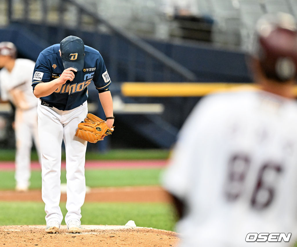 이 날 경기에서 키움은 연장 12회 끝에 강민국의 밀어내기 볼넷으로 5-4 승리를 거뒀다.연장 12회말 2사 주자 3루 키움 김주형이 타석에서 몸에 볼을 맞은 후 김주형이 출루할때 몸에 맞는 볼을 던진 NC 조민석이 김주형에게 사과인사를 하고 있다. 김주형은 이 날 한 경기에서 세 번의 몸에 맞는 볼을 기록했다. 2022.04.13 /rumi@osen.co.kr