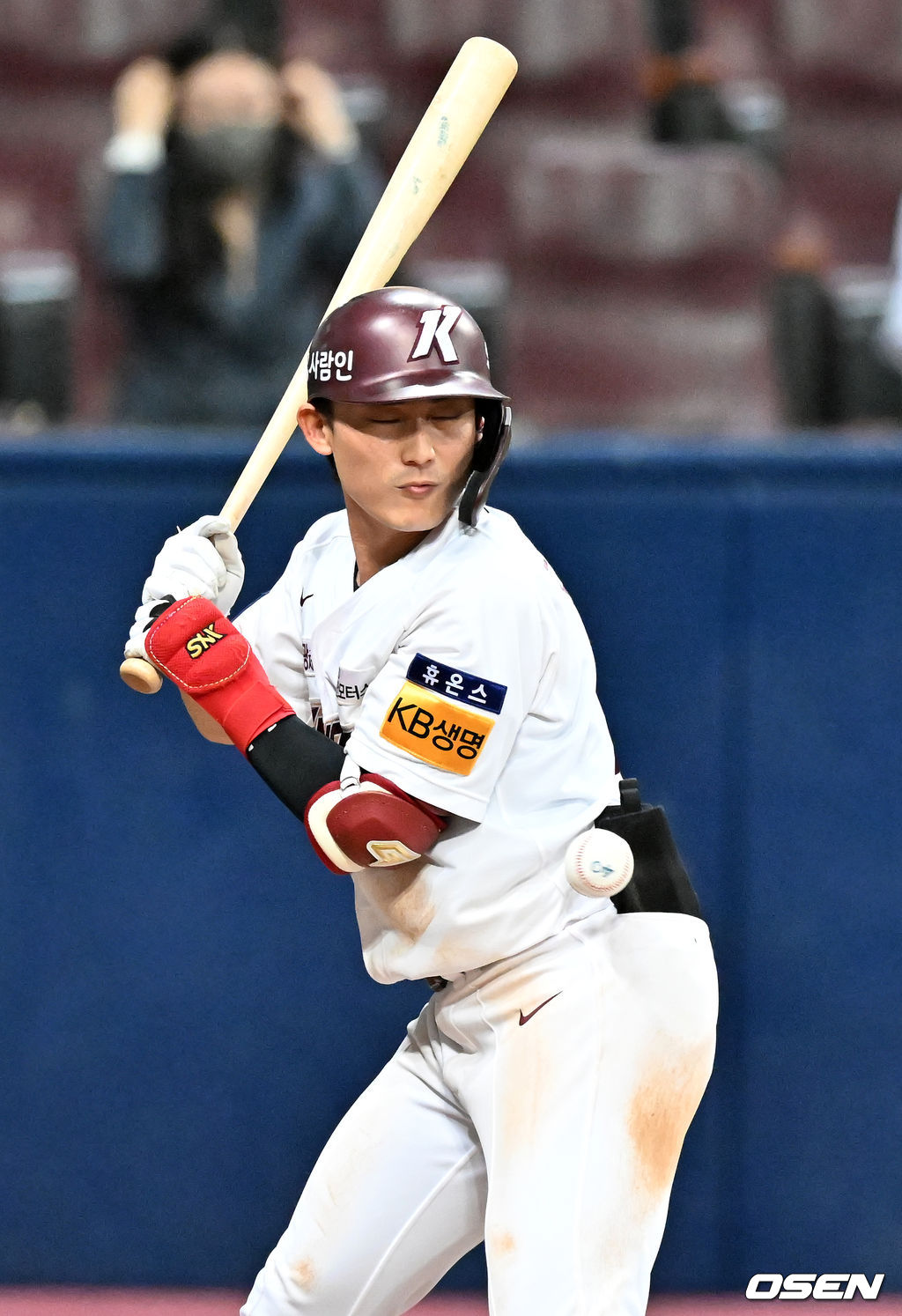 이 날 경기에서 키움은 연장 12회 끝에 강민국의 밀어내기 볼넷으로 5-4 승리를 거뒀다.연장 12회말 2사 주자 3루 키움 김주형이 타석에서 몸에 볼을 맞고 있다. 2022.04.13 /rumi@osen.co.kr