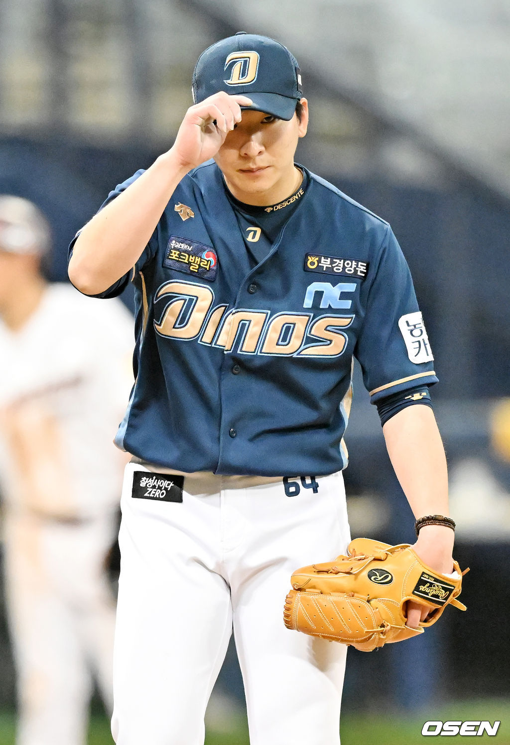 연장 12회말 2사 주자 3루 키움 김주형이 타석에서 몸에 볼을 맞은 후 김주형이 출루할때 몸에 맞는 볼을 던진 NC 조민석이 김주형에게 사과인사를 하고 있다. 김주형은 이 날 한 경기에서 세 번의 몸에 맞는 볼을 기록했다. 2022.04.13 /rumi@osen.co.kr