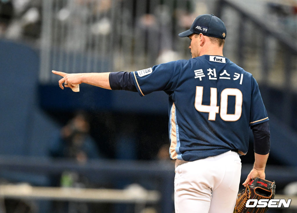 14일 오후 서울 고척스카이돔에서 ‘2022 신한은행 SOL KBO리그’ 키움 히어로즈와 NC 다이노스의 경기가 열렸다.6회말 2사 2루 상황 키움 김주형을 삼진으로 이끌며 실점없이 이닝을 막아낸 NC 선발 루친스키가 기뻐하고 있다. 2022.04.14 / dreamer@osen.co.kr