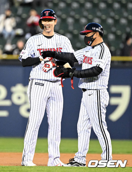 2회말 1사 1,3루에서 LG 홍창기가 역전 2타점 적시 2루타를 날리고 김호 코치와 기뻐하고 있다. 2022.04.14 /jpnews@osen.co.kr