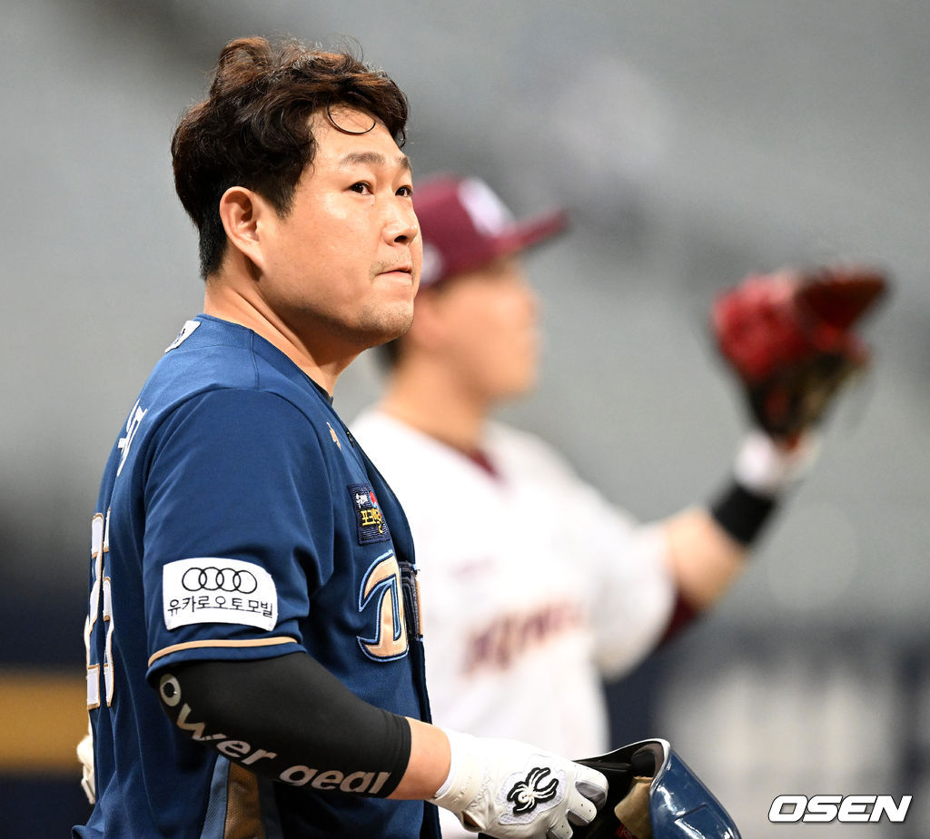 14일 오후 서울 고척스카이돔에서 ‘2022 신한은행 SOL KBO리그’ 키움 히어로즈와 NC 다이노스의 경기가 열렸다.8회초 2사 1루 상황 NC 양의지가 외야 뜬공으로 물러나며 아쉬워하고 있다. 2022.04.14 / dreamer@osen.co.kr