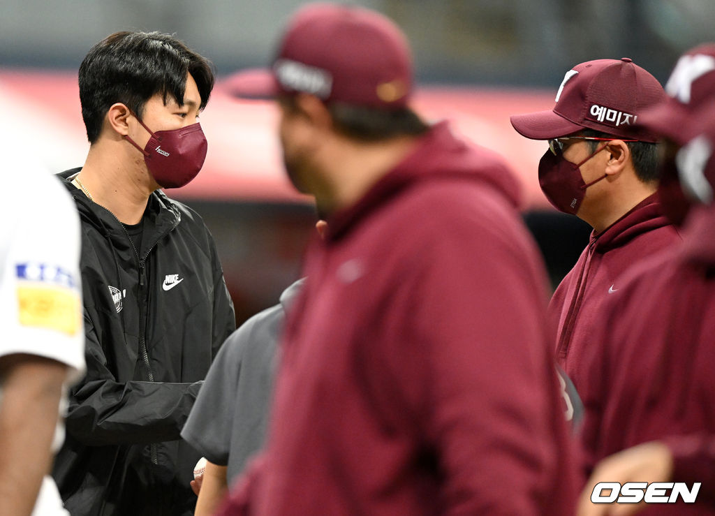 경기를 마치고 키움 승리투수 안우진과 홍원기 감독이 인사를 나누고 있다. 2022.04.14 / dreamer@osen.co.kr