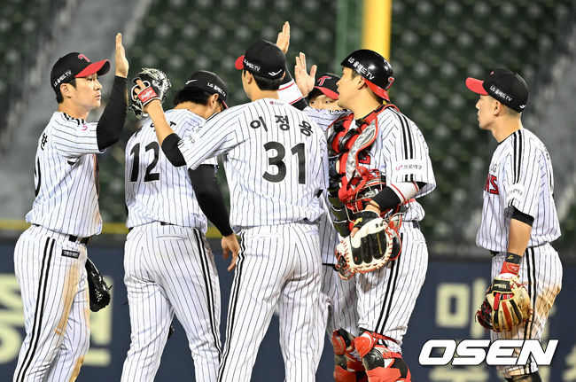 경기를 마치고 LG 선수들이 승리 하이파이브를 하고 있다. 2022.04.14 /jpnews@osen.co.kr