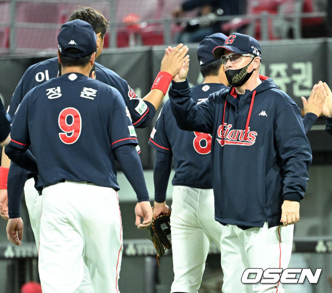 경기 종료 후 롯데 서튼 감독이 이대호와 승리를 기뻐하고 있다. 2022.04.14 /cej@osen.co.kr