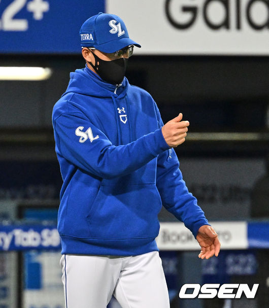 삼성 라이온즈 허삼영 감독이 8-3으로 역전승하고 선수들과 기쁨을 나누고 있다. 2022.04.14 / foto0307@osen.co.kr