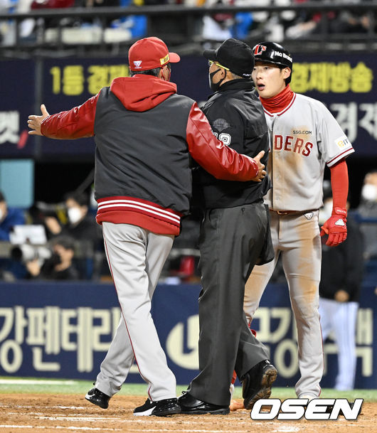 5회초 1사 1루에서 SSG 김원형 감독이 최지훈의 1루 땅볼 타구에 파울이라며 항의하고 있다. 2022.04.14 /jpnews@osen.co.kr