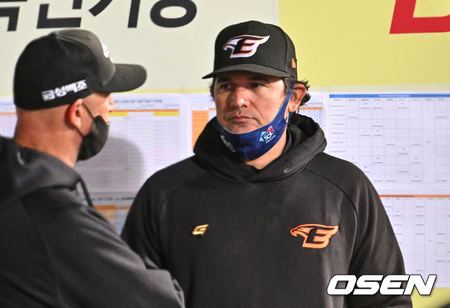 한화 이글스 수베로 감독이 얘기하고 있다. 2022.04.14 / foto0307@osen.co.kr