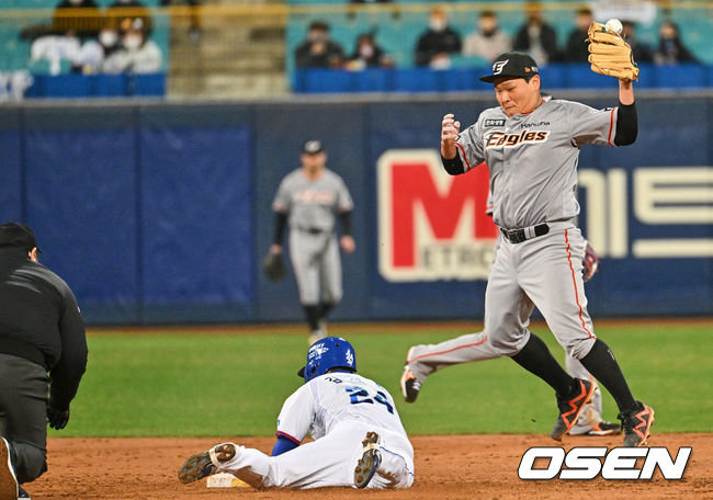 삼성 라이온즈 김재혁이 3회말 1사 1루 김상수 타석때 2루 도루를 시도해 한화 2루수 김태연의 실책때 세이프되고 있다. 2022.04.14