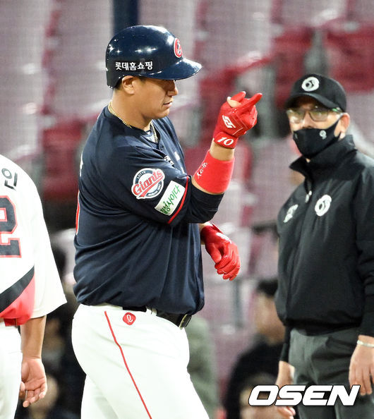 14일 오후 광주-기아챔피언스필드에서 '2022 신한은행 SOL KBO 리그' KIA 타이거즈와 롯데 자이언츠의 경기가 열렸다. 3회초 2사 1,3루 롯데 이대호가 달아나는 1타점 적시타를 날린 뒤 세리머니를 하고 있다. 2022.04.14 /cej@osen.co.kr
