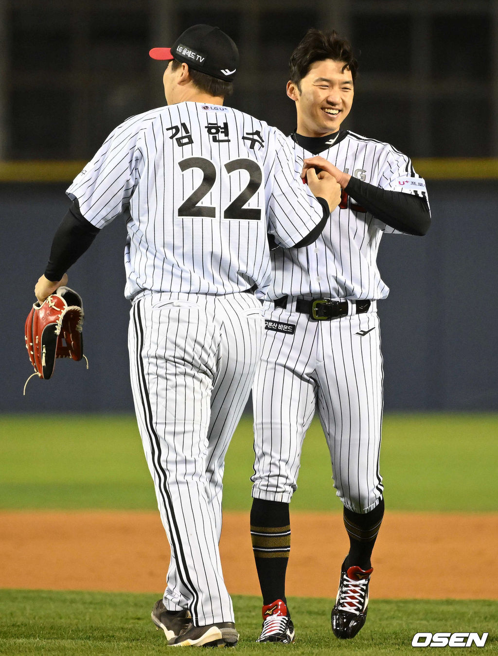 6회말 2사 1,2루에서 동점 적시타를 날린 LG 박해민이 김현수의 축하를 받으며 미소짓고 있다. 2022.04.13 /jpnews@osen.co.kr