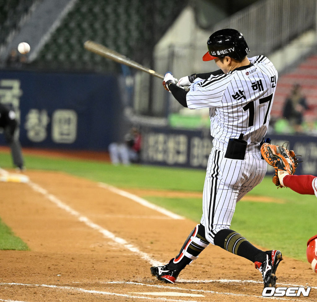 6회말 2사 1,2루에서 LG 박해민이 동점 1타점 적시타를 날리고 있다. 2022.04.13 /jpnews@osen.co.kr