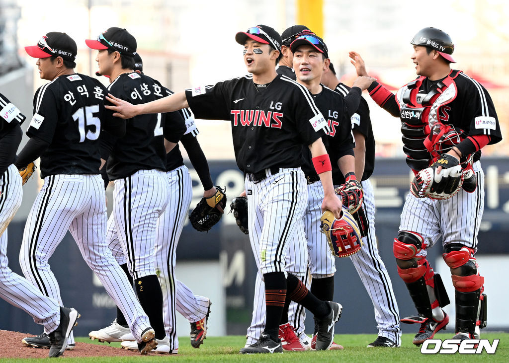 3일 오후 광주-기아챔피언스필드에서 '2022 신한은행 SOL KBO 리그' KIA 타이거즈와 LG 트윈스의 경기가 열렸다.경기 종료 후 LG 박해민과 서건창이 동료들과 승리의 기쁨을 나누고 있다. 2022.04.03 /sunday@osen.co.kr