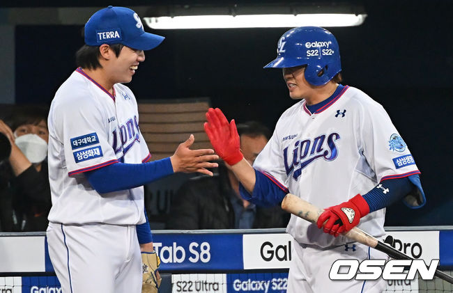 삼성 라이온즈 오선진이 2회말 2사 1루 좌월 투런 홈런을 치고 원태인과 하이파이브를 하고 있다. 2022.04.12 