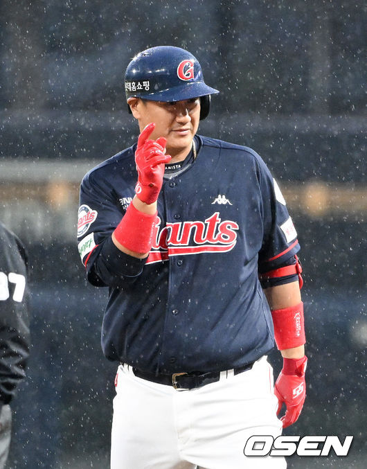 롯데 이대호가 선취 1타점 적시타를 날린 뒤 세리머니를 하고 있다. 경기는 우천 노게임이 선언됐다. 2022.04.13 /cej@osen.co.kr