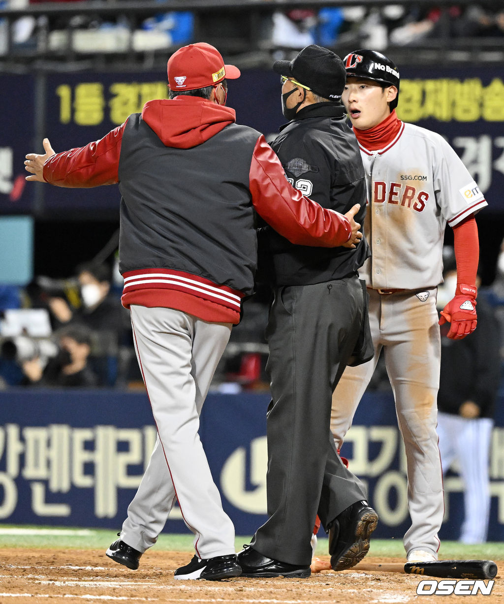 5회초 1사 1루에서 SSG 김원형 감독이 최지훈의 1루 땅볼 타구에 파울이라며 항의하고 있다. 2022.04.14 /jpnews@osen.co.kr