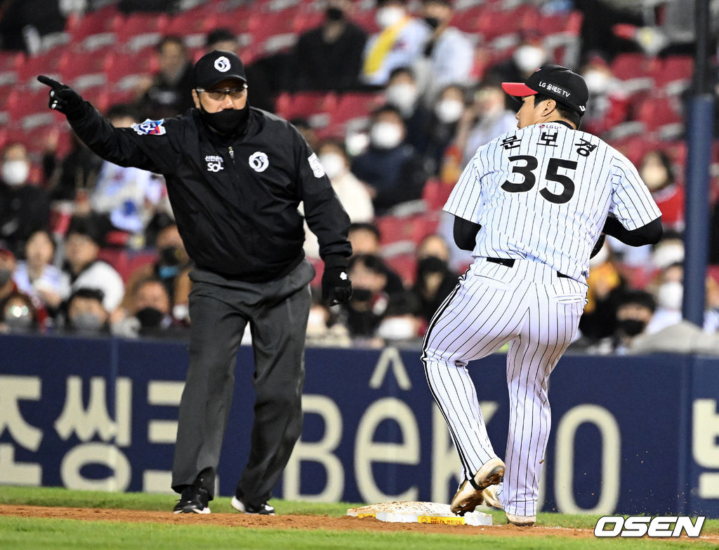 5회초 1사 1루에서 LG 문보경이 SSG 최지훈의 1루 땅볼 타구를 병살로 연결하고 있다. 2022.04.14 /jpnews@osen.co.kr