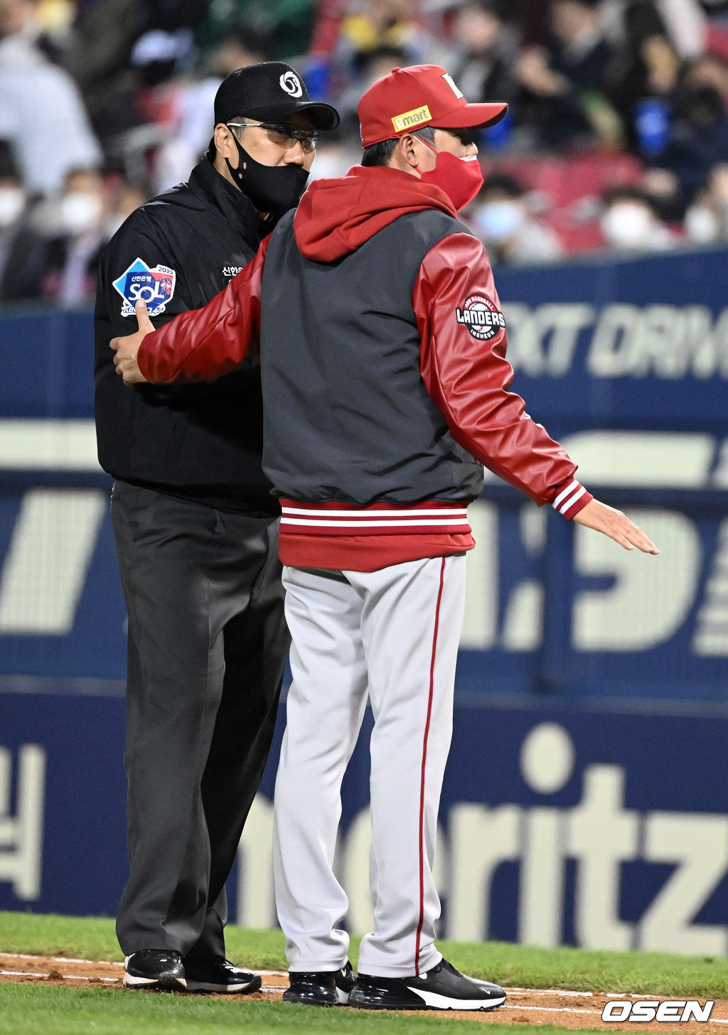 5회초 1사 1루에서 SSG 김원형 감독이 최지훈의 1루 땅볼 타구가 파울이라며 문동균 1루심에 항의하고 있다. 2022.04.14 /jpnews@osen.co.kr
