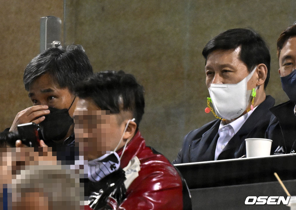 KBO 허구연 총재(왼쪽)가 허운 심판위원장과 경기를 지켜보고 있다. 2022.04.14 /jpnews@osen.co.kr