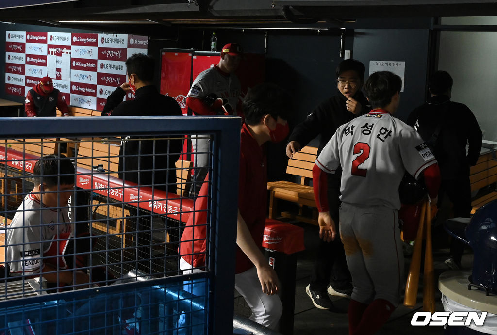 경기를 마치고 SSG 선수들이 패배를 아쉬워하고 있다. 2022.04.14 /jpnews@osen.co.kr