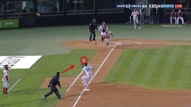 최지훈의 파울 타구를 잡는 1루수 문보경. /KBS N스포츠 중계 화면