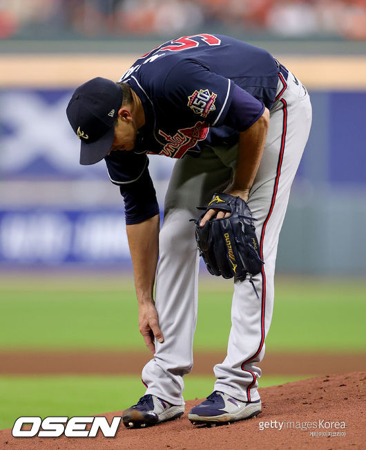 [사진] 2021년 월드시리즈 1차전 당시 타구에 맞은 종아리를 만지고 있는 찰리 모튼.  ⓒGettyimages(무단전재 및 재배포 금지)