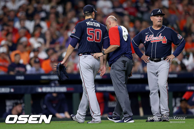 [사진] 2021년 월드시리즈 1차전 당시 트레이너의 부축을 받아 마운드를 내려가는 찰리 모튼. ⓒGettyimages(무단전재 및 재배포 금지)