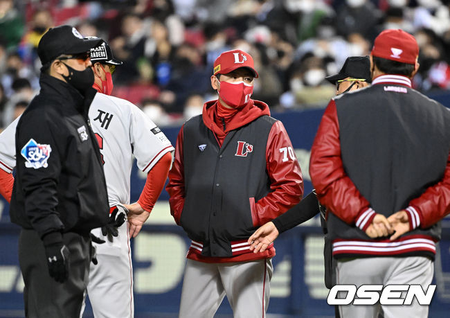 5회초 1사 1루에서 SSG 김원형 감독이 최지훈의 1루 땅볼 타구가 파울이라며 항의하고 있다. 2022.04.14 /jpnews@osen.co.kr