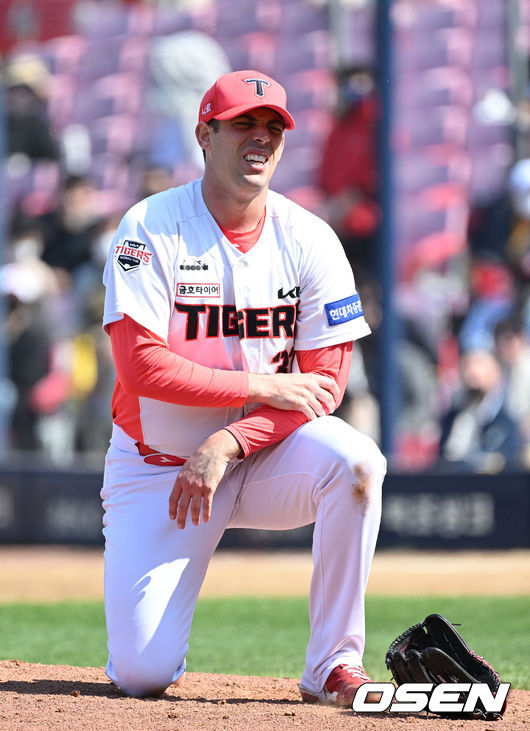 3일 오후 광주-기아챔피언스필드에서 '2022 신한은행 SOL KBO 리그' KIA 타이거즈와 LG 트윈스의 경기가 열렸다.3회초 1사에서 LG 김현수의 타구를 맞은 KIA 놀린이 고통스러워하고 있다. 2022.04.03 /sunday@osen.co.kr