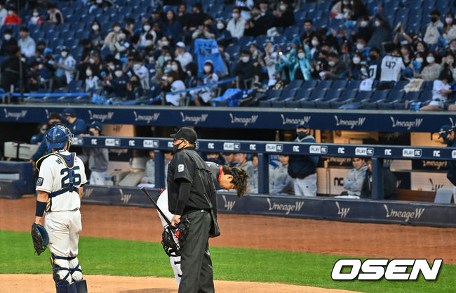 개막 후 처음으로 창원 NC파크를 찾은 이적생 KIA 나성범이 2회 NC 팬들에게 인사를 하고 있다. 2022.04.15 / foto0307@osen.co.kr