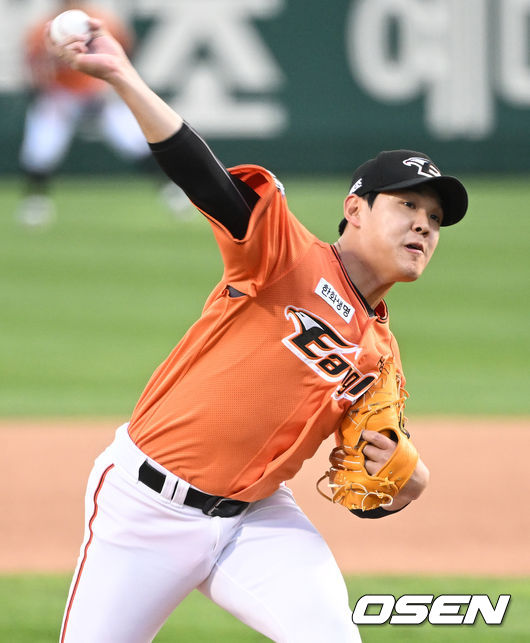 15일 대전 한화생명이글스파크에서 2022 신한은행 SOL KBO리그 한화 이글스와 LG 트윈스의 경기가 열렸다.1회초 한화 선발 윤대경이 힘차게 공을 던지고 있다. 2022.04.15