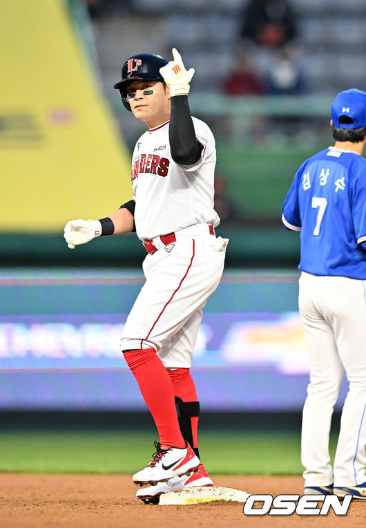 15일 오후 인천 SSG랜더스필드에서 ‘2022 신한은행 SOL KBO리그’ SSG 랜더스와 삼성 라이온즈의 경기가 열렸다.2회말 SSG 선두타자 추신수가 좌중간 안타를 날린 후 실책을 틈타 2루에 세이프 되고 있다. 2022.04.15 /rumi@osen.co.kr