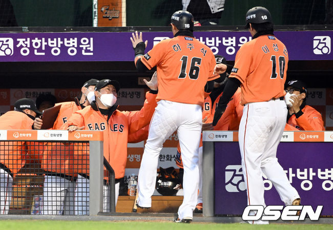 15일 대전 한화생명이글스파크에서 2022 신한은행 SOL KBO리그 한화 이글스와 LG 트윈스의 경기가 열렸다.1회말 2사 2,3루 한화 노수광의 우중간으로 향하는 2타점 적시 3루타에 득점을 올린 하주석, 이성곤이 더그아웃에서 환영을 받고 있다. 2022.04.15 /cej@osen.co.kr