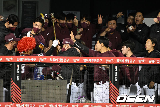 7회초 무사에서 키움 박찬혁이 좌월 솔로포를 날리고 동료선수들과 기뻐하고 있다. 2022.04.15 /jpnews@osen.co.kr