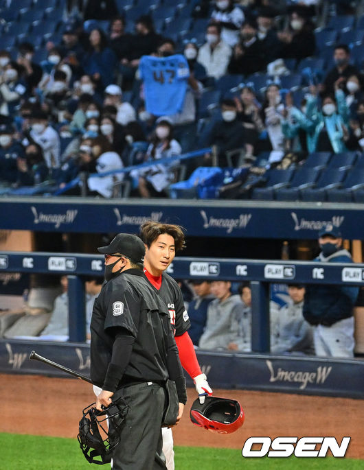 개막 후 처음으로 창원 NC파크를 찾은 이적생 KIA 나성범이 2회 NC 팬들에게 인사를 하고 있다. 2022.04.15 / foto0307@osen.co.kr