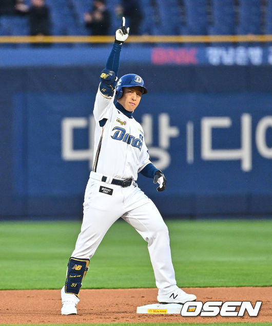 NC 다이노스 손아섭이 1회초 2루타를 치고 손을 들어보이고 있다. 2022.04.15 / foto0307@osen.co.kr