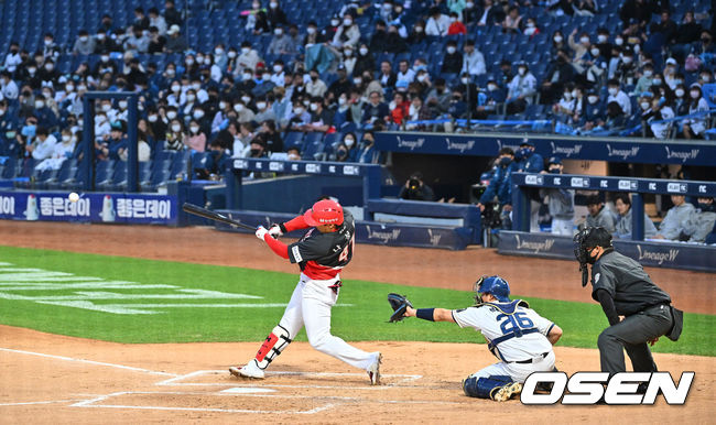 개막 후 처음으로 창원 NC파크를 찾은 이적생 KIA 나성범이 2회 첫 타석 안타를 치고 있다. 2022.04.15 / foto0307@osen.co.kr