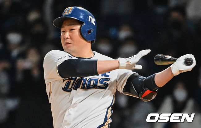 NC 다이노스 양의지가 7회말 무사 2루 올시즌 첫 안타를 치고 있다. 2022.04.15 / foto0307@osen.co.kr