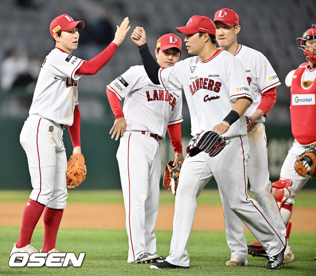 경기를 마치고 SSG 선수들이 하이파이브를 하고 있다. 2022.04.15 /rumi@osen.co.kr