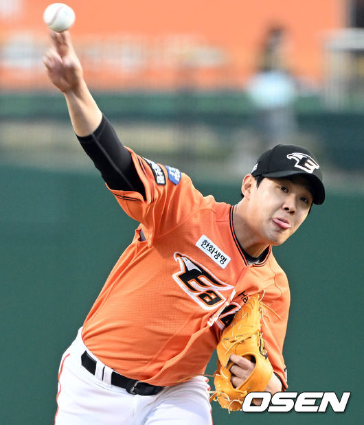 15일 대전 한화생명이글스파크에서 2022 신한은행 SOL KBO리그 한화 이글스와 LG 트윈스의 경기가 열렸다.1회초 한화 선발 윤대경이 힘차게 공을 던지고 있다. 2022.04.15 /cej@osen.co.kr