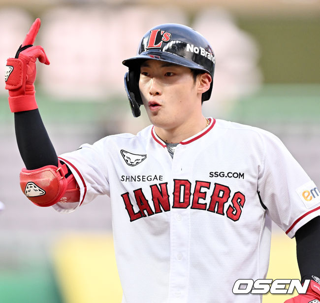 1회말 무사 주자 2루 SSG 최지훈이 중견수 앞 선취 1타점 적시타를 날린 후 1루에서 기뻐하고 있다. 2022.04.15 /rumi@osen.co.kr