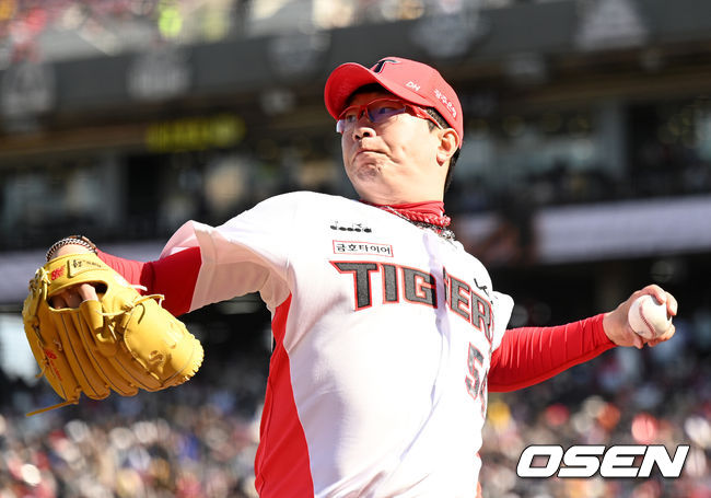 LG 트윈스가 기분좋은 개막전 승리를 따냈다. LG는 2일 광주-기아 챔피언스필드에서 열린 '2022 신한은행 SOL KBO리그' KIA 타이거즈와의 개막전에서 선발 아담 플럿코의 눈부신 호투와 서건창의 3타점 2루타, 채은성의 솔로포를 앞세워 9-0으로 승리했다.KIA 양현종이 연습 투구를 하고 있다. 2022.04.02 /sunday@osen.co.kr