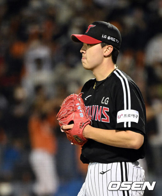 15일 대전 한화생명이글스파크에서 2022 신한은행 SOL KBO리그 한화 이글스와 LG 트윈스의 경기가 열렸다.3회말 1사 1,2루 LG 선발 이민호가 한화 하주석에게 1타점 적시타를 허용한 뒤 아쉬워하고 있다. 2022.04.15 /cej@osen.co.kr